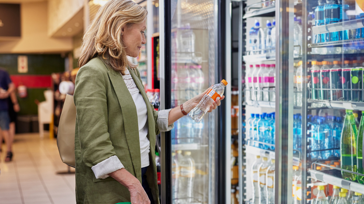 oudere vrouw doet boodschappen