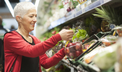 vrouw in de supermarkt