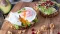 gepocheerd ei op broodje met avocado