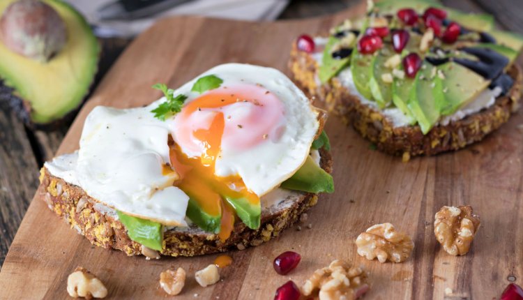 gepocheerd ei op broodje met avocado
