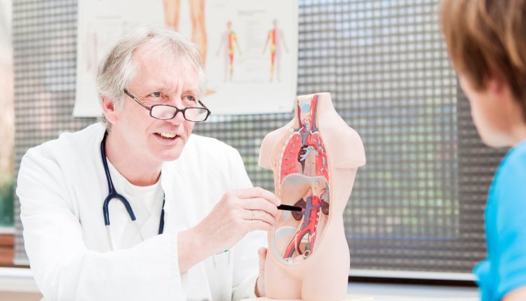 dokter met vrouw in overleg