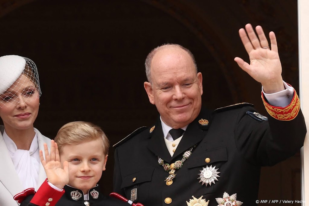 Prins Jacques met vader mee naar postzegeltentoonstelling