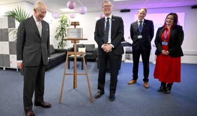Koning Charles gooit plaquette bij onthulling op de grond