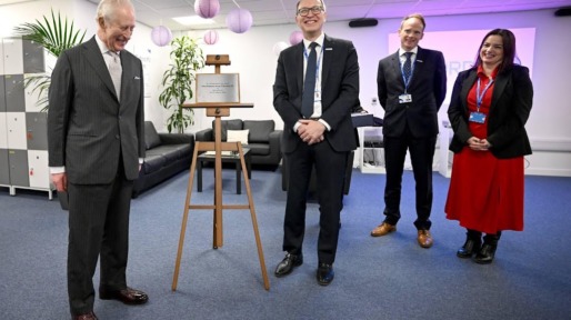 Koning Charles gooit plaquette bij onthulling op de grond