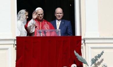 Paus Leo geeft toespraak op balkon prinselijk paleis Monaco