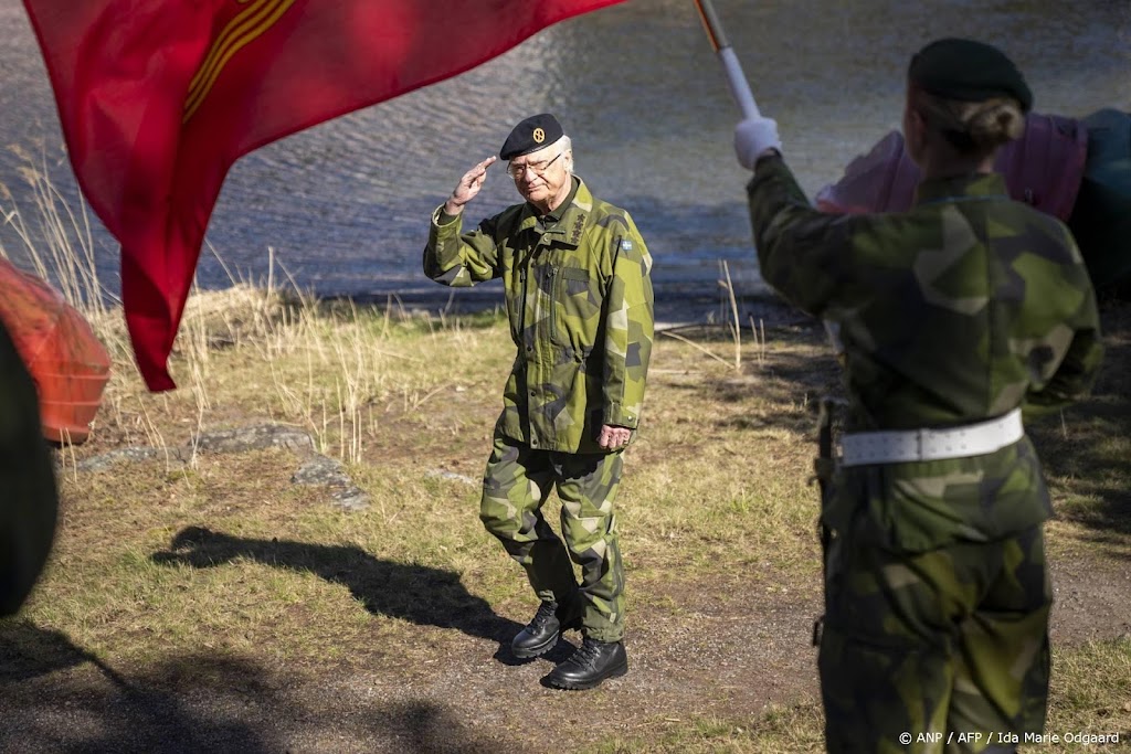 Carl Gustaf stapt aan boord van Zweeds signaalverkenningsschip