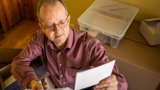 aow samenwonen man met papier