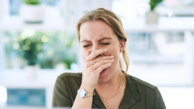 Vermoeide vrouw achter de computer