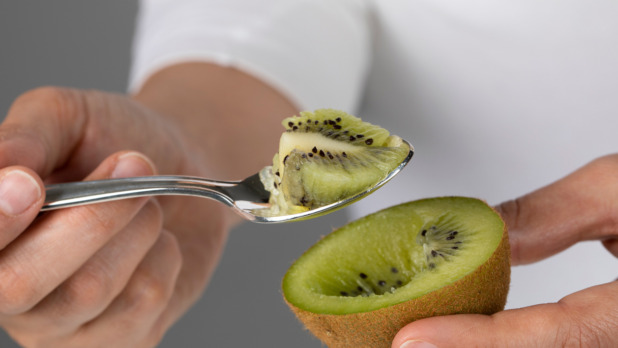 Kiwi halveren en leeg lepelen