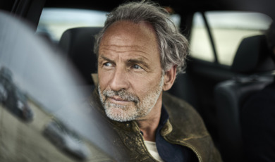 oudere man in de auto