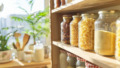 Voorraadpotten op een houten plank in een keuken