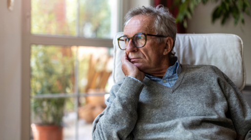 Man kijkt starend uit het raam