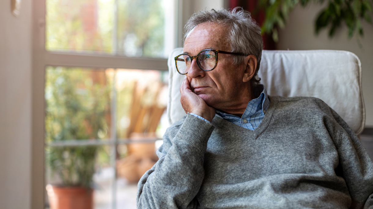 Man kijkt starend uit het raam