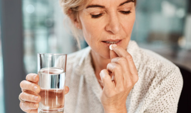 oudere vrouw slikt medicatie