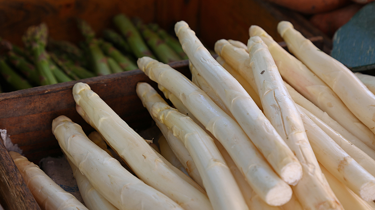 Asperges in een houten box