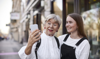 Oudere en jongere vrouwen nemen samen selfie