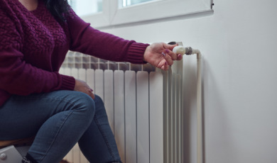 Gasprijs vrouw zit bij de radiator