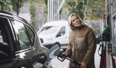 vrouw tankt