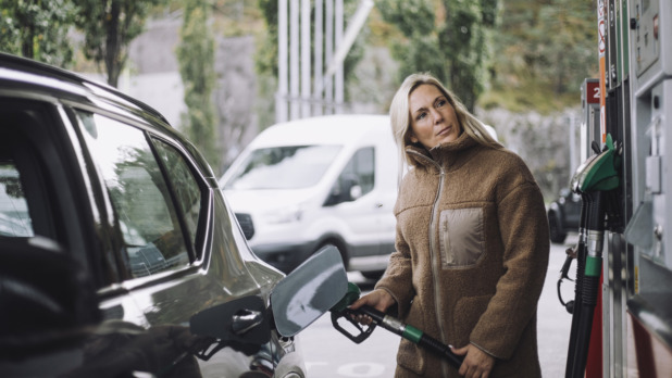 vrouw tankt