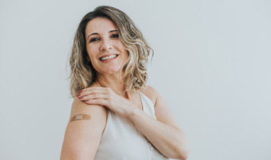 vrouw is blij met vaccin