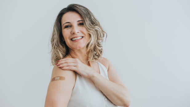 vrouw is blij met vaccin