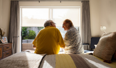Man en vrouw zitten op rand bed