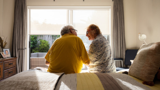 Man en vrouw zitten op rand bed