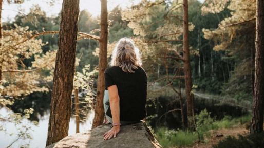 Shinrin-yoku: vrouw doet aan bosbaden