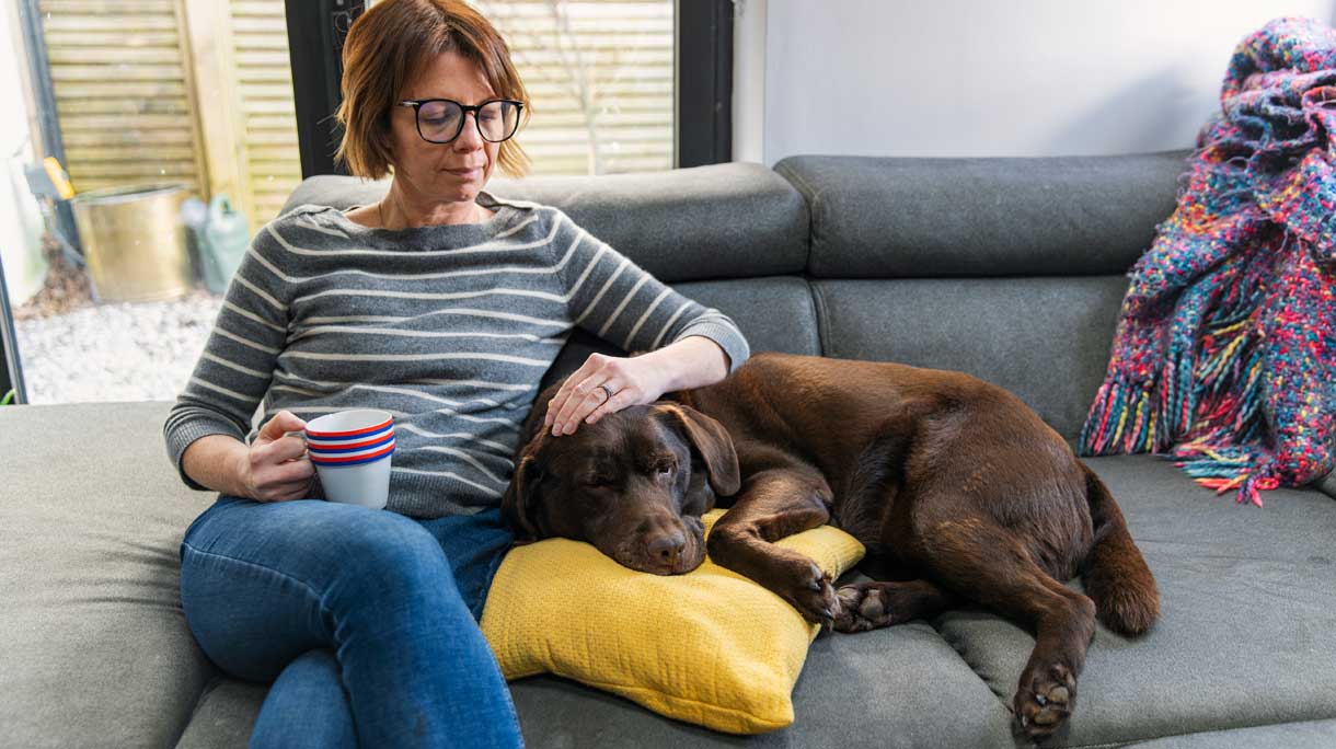 Vrouw met hond op de bank