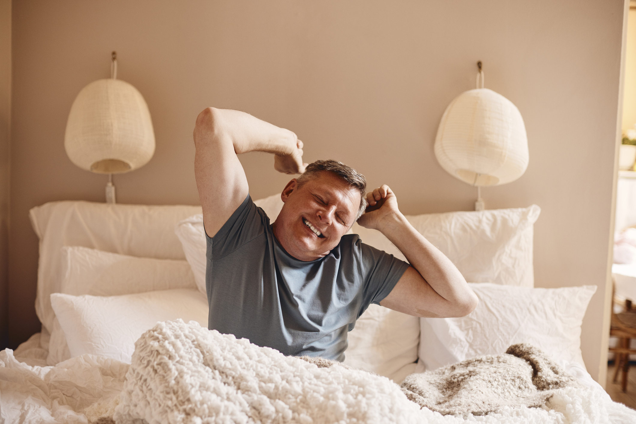 Man in de slaapkamer