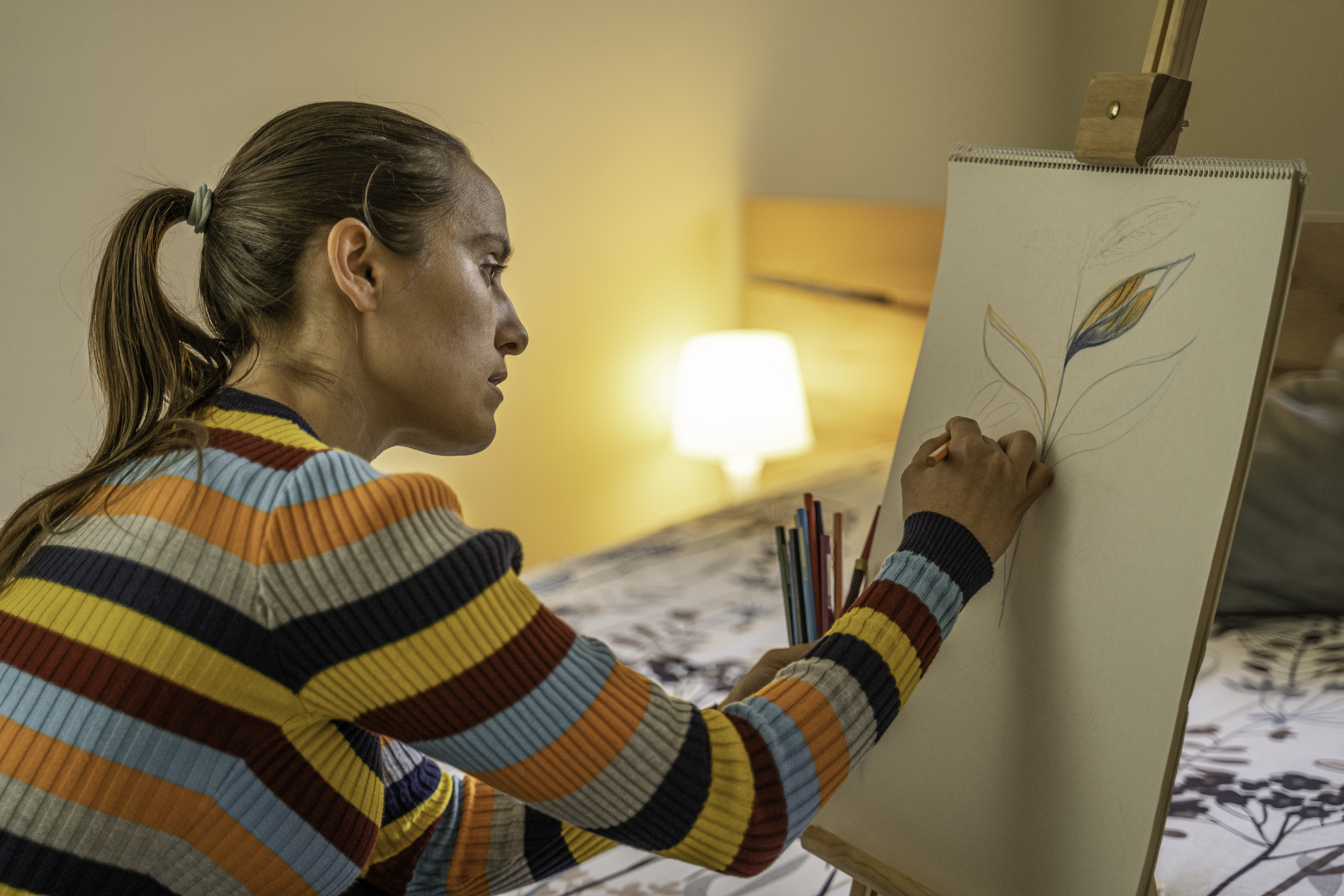 Vrouw is creatief bezig in slaapkamer