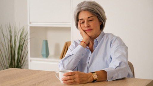 Vrouw voelt zich somber en schuldig drinkt een kop thee of koffie