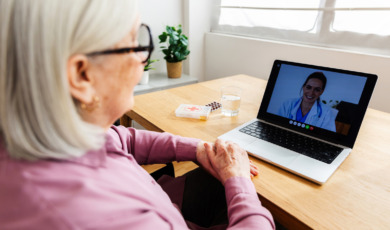 oudere vrouw digitaal consult met dokter