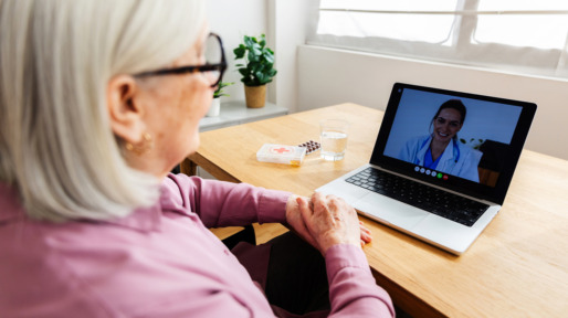 oudere vrouw digitaal consult met dokter