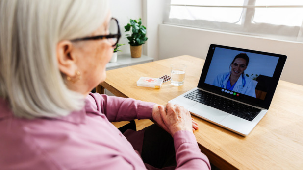 oudere vrouw digitaal consult met dokter