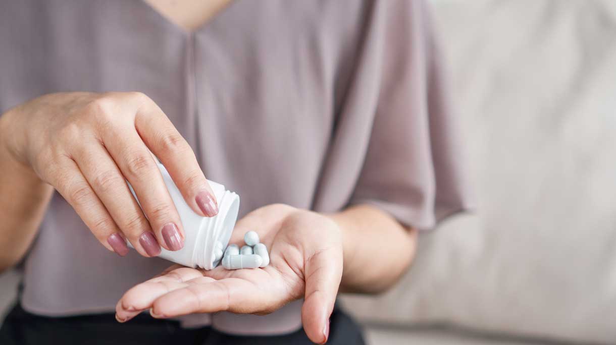 vrouw neemt supplementen
