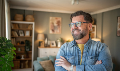 Man in de woonkamer