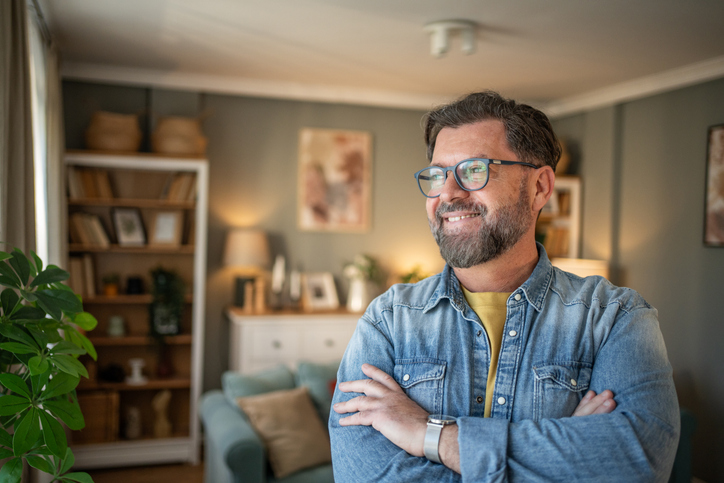 Man in de woonkamer