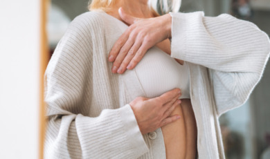 oudere vrouw met kleinere borsten