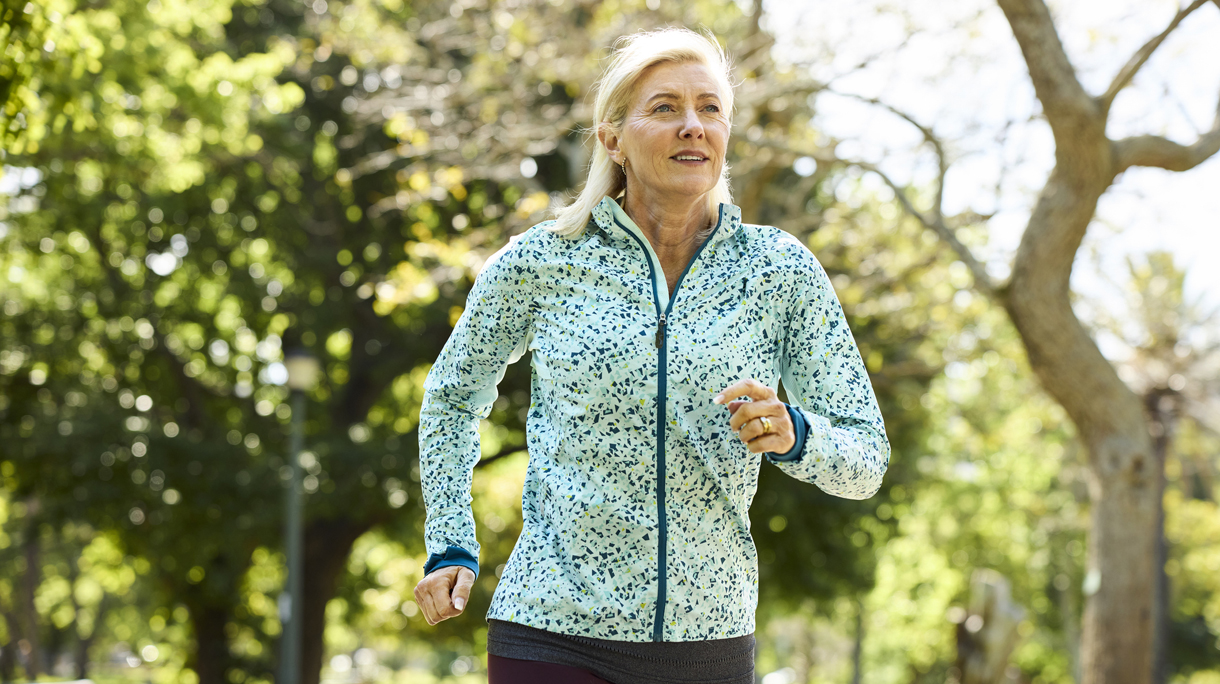 oudere vrouw hardlopen