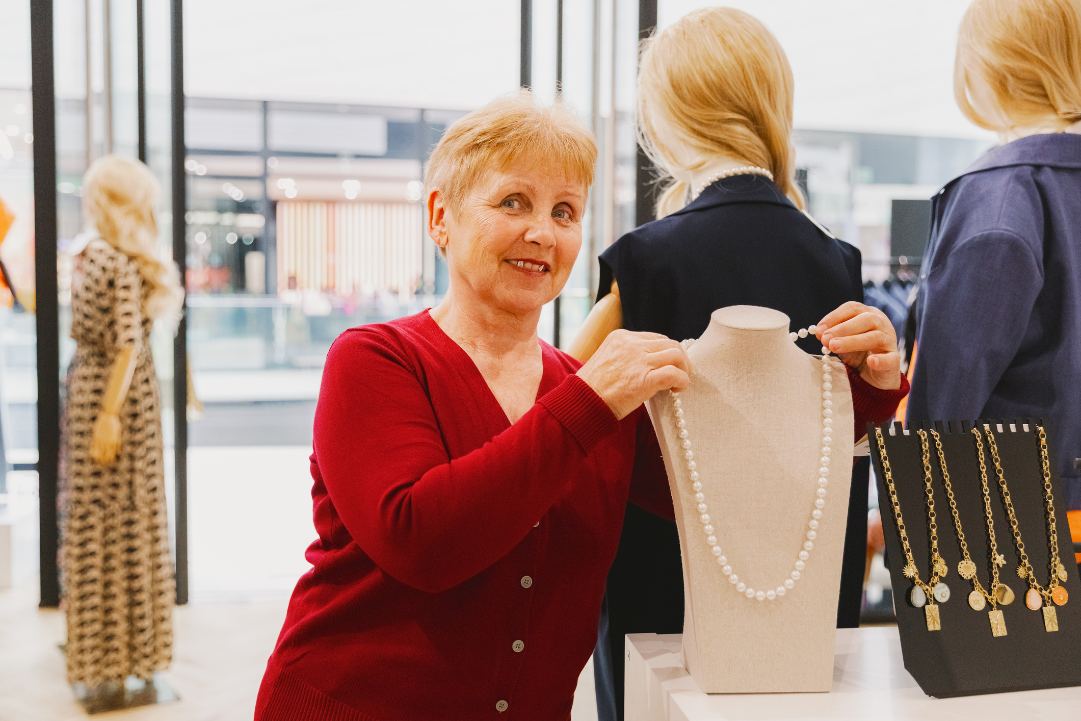Moeder koopt ketting met parels