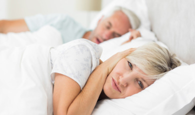 vrouw heeft last van snurken man