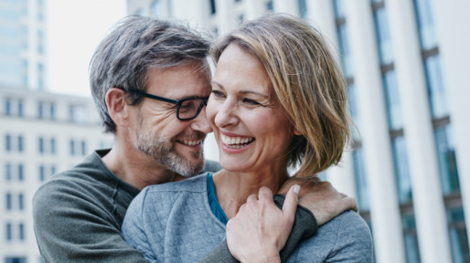 Vrolijk stel, lachend buiten met mooi weer