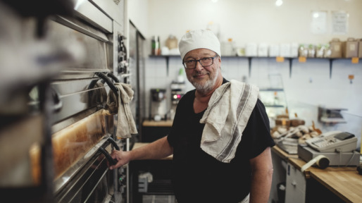 Senior aan het werk als bakker