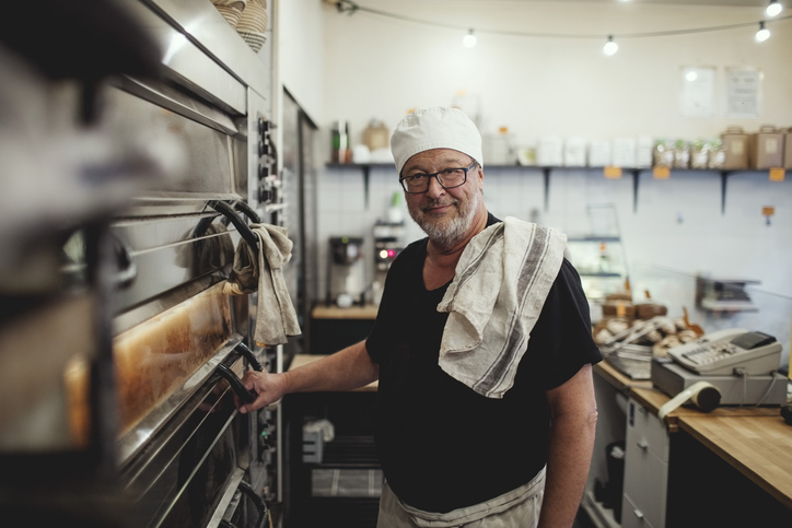 Senior aan het werk als bakker