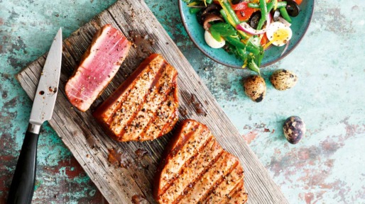 Tonijnsteak van de barbecue