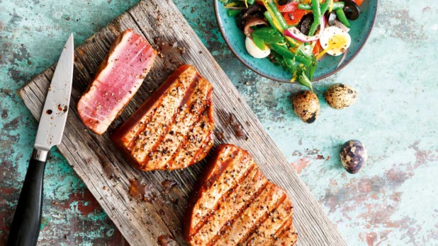 Tonijnsteak van de barbecue