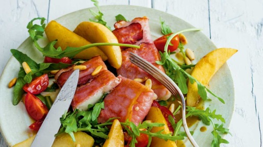 Geitenkaas in een hamjasje met perensalade