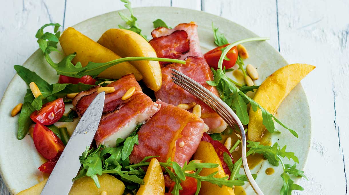 Geitenkaas in een hamjasje met perensalade
