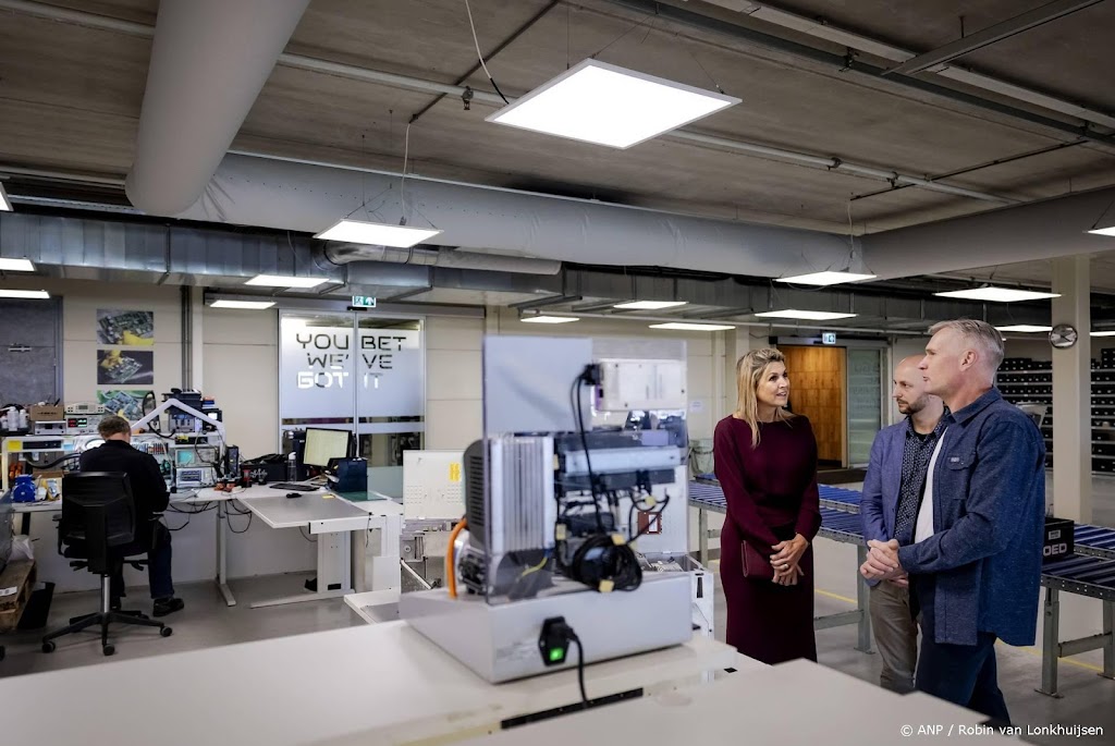 Koningin Máxima zet bezoek voort bij elektronicabedrijf in Leek